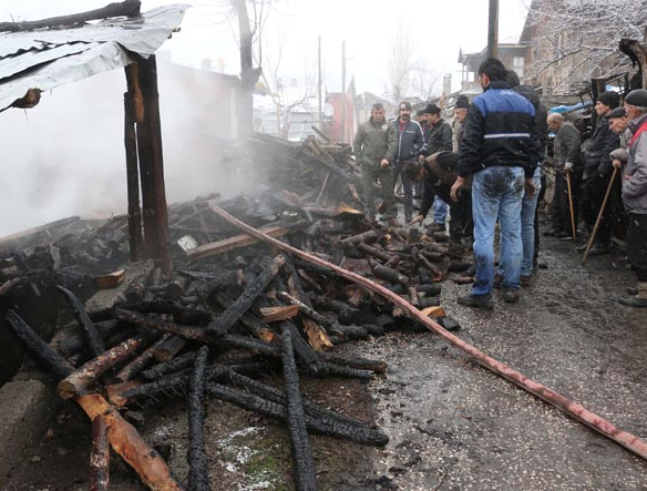 En acı fotoğraf! Kedisine sarılıp felaketi izledi - Resim: 4