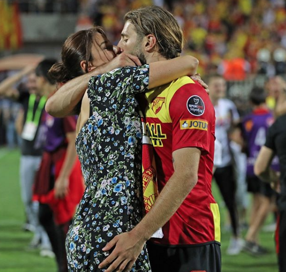 Göztepe ligde kaldı Ebru Şancı sahaya inip eşini öpücüklere boğdu - Resim: 2