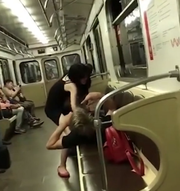 Metroda rezalet! Elinde alkol erkek arkadaşının üzerine atladı sonrası fena - Resim: 4