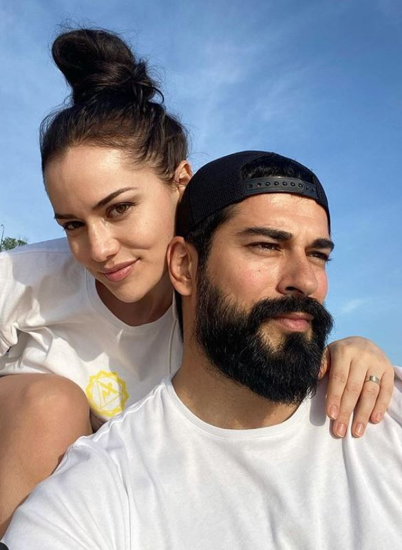 Burak Özçivit Fahriye Evcen'in kolunu ısırdı doğum günü pozları Instagram'da caps oldu! - Resim: 2