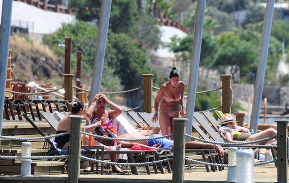 Ali Sunal'a güneş yağı terapisi! Aşkını elleriyle yağladı - Resim: 3