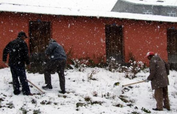 Kar yağışı yolları kapattı! - Resim: 1