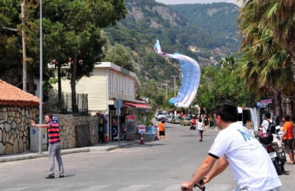 Paraşütüyle markete düştü! - Resim: 3