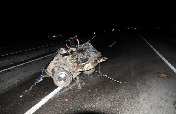 Korkunç kazada araç ikiye bölündü! - Resim: 1