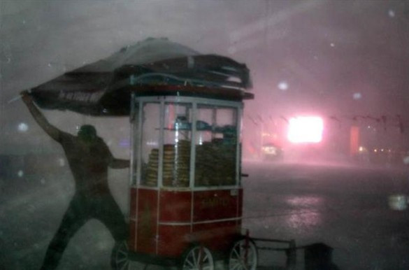 Fırtınaya direnen Taksim'deki simitçi konuştu - Resim: 1