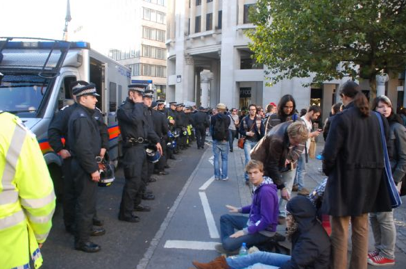 İngiliz polisi PKK çadırını bastı! - Resim: 3