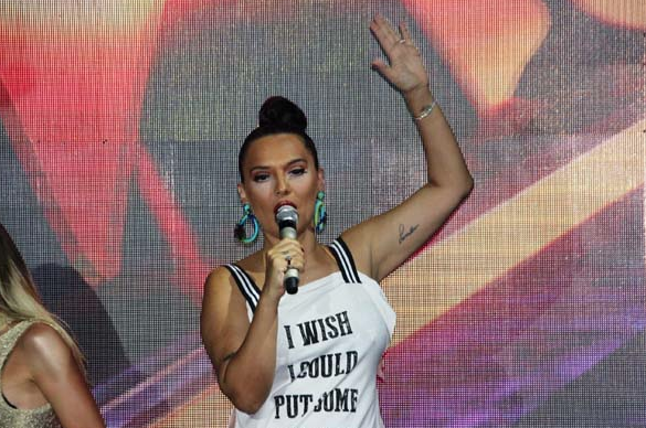 Demet Akalın'ın elbisesindeki İngilizce yazı şaşırttı - Resim: 2