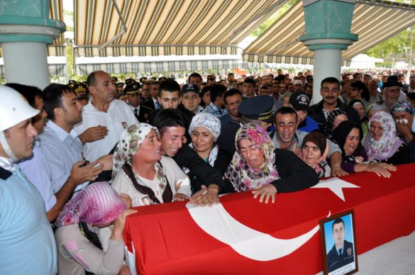 Polis şehidi binlerce kişi uğurladı - Resim: 2