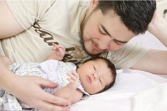 Hamile erkek üçüncü çocuğunu doğurdu - Resim: 1