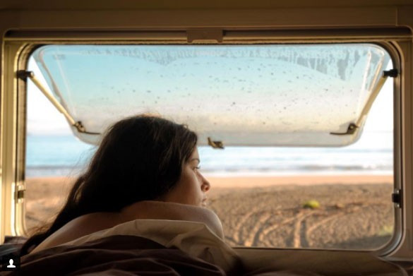 Kutsal volkanın tepesinde çıplak poz verdi! Yerlileri kızdırdı! - Resim: 1