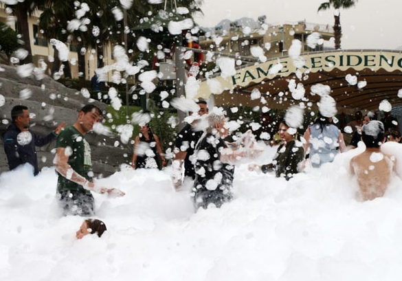 İranlı turistlerin çılgın köpük partisi - Resim: 1