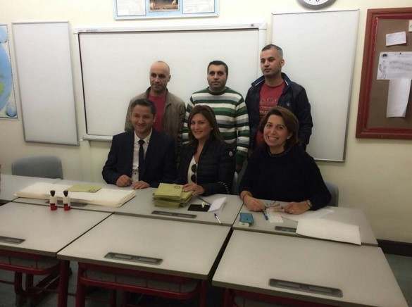 Ünlüler 1 Kasım 2015 seçimi için sandık başında! - Resim: 1