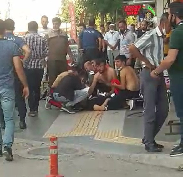 Çorum'da adliyeye getirilen yakınlarını bekleyen 2 kişi silahlı saldırıya uğradı - Resim: 1