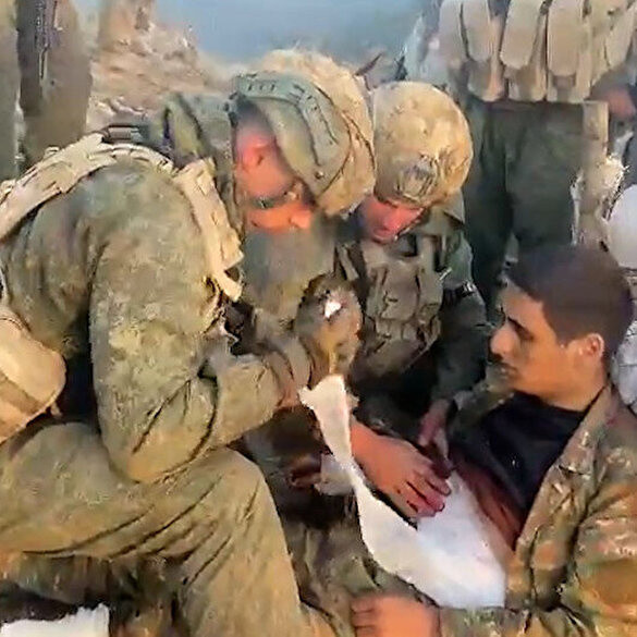 Azerbaycanlı askerlerden dünyaya insanlık dersi! Esir Ermeni askerin yaralarını sardılar - Resim: 0