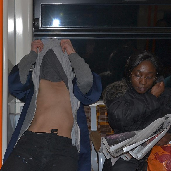 Meme uçlarını ve göbek deliğini aldırdı! Üstüne bir de satışa çıkardı... - Resim: 3