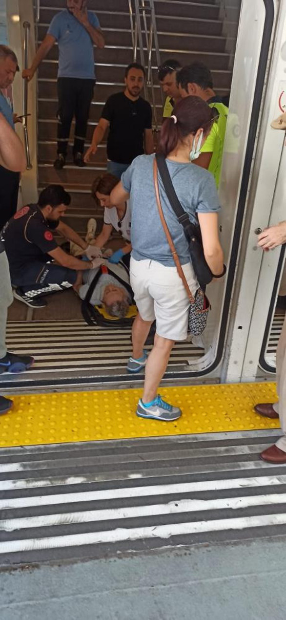 Büyük panik! Dümeni kilitlendi Şehir Hatları vapuru Karaköy iskelesine çarptı yaralılar var - Resim: 2