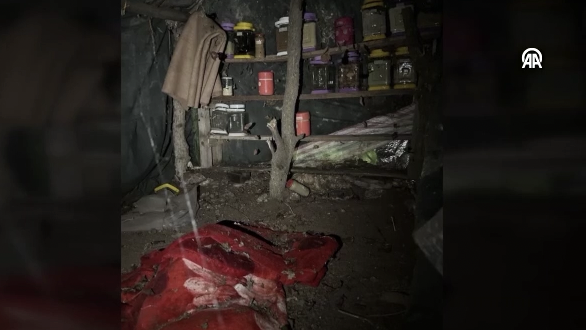 Pençe-Kilit Operasyonu bölgesindeki sığınakta çok sayıda silah ve mühimmat ele geçirildi - Resim: 2
