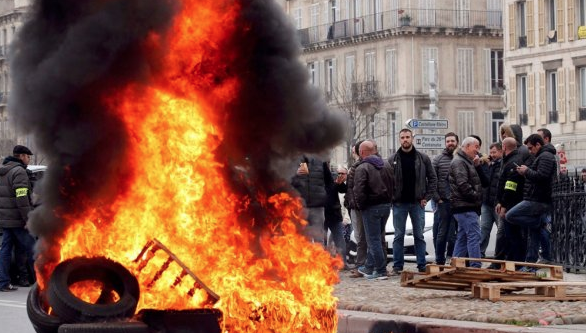 Fransa'da protestolar bitmiyor! Şimdide Mavi Tulumlular çıktı - Resim: 2