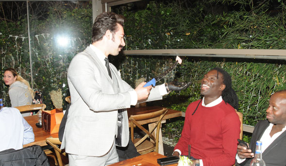 Yok artık Gomis! 8 kilo et yediler - Resim: 3