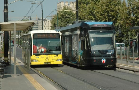 Otobüsler tramvay yoluna indi - Resim: 1