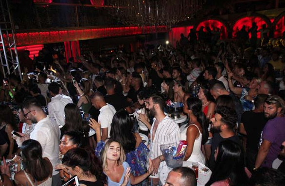 Demet Akalın'ın elbisesindeki İngilizce yazı şaşırttı - Resim: 4