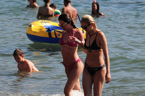 Bikinisinden çıkardı ayaklarına sıktı!  - Resim: 3