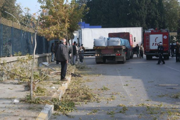 Donanma Komutanlığı'nda dehşet saçan TIR - Resim: 3