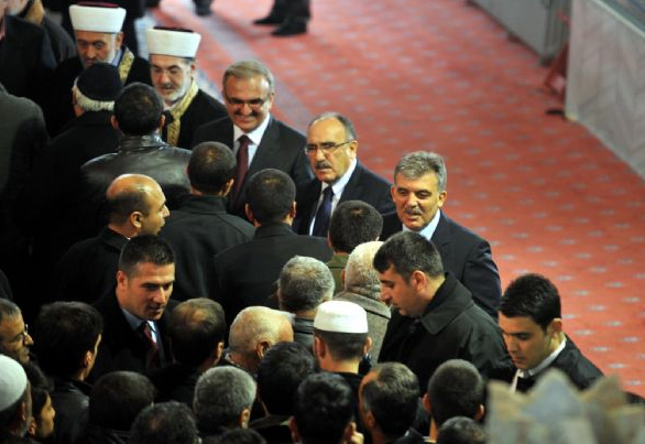 Gül bayram namazını depremzedeyle kıldı! - Resim: 3