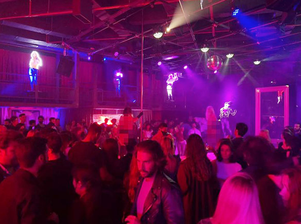 Yok böyle sergi! Bornozla karşılayıp iç çamaşırı hediye etti - Resim: 1