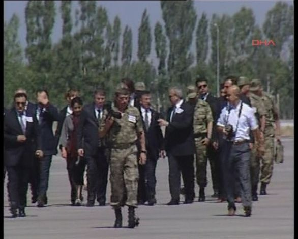 Türkiye şehitlerini uğurluyor - Resim: 3