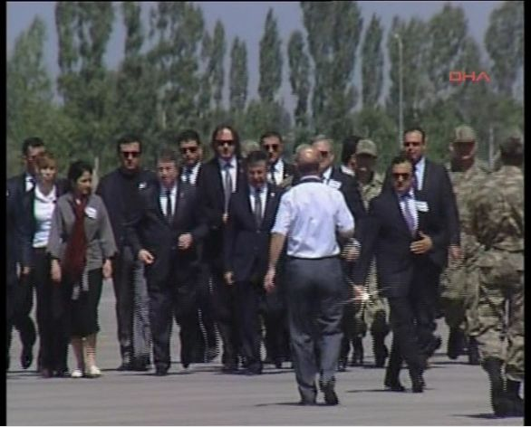 Türkiye şehitlerini uğurluyor - Resim: 4