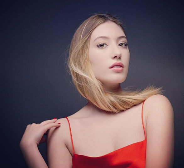 Yasmin Erbil'in havuz başında bikinili pozu takipçilerini mest etti - Resim: 1