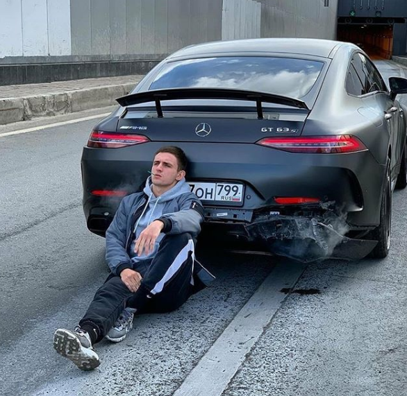 Lüks aracını benzin döküp yakan Rus fenomen bir de mangal yaptı - Resim: 1