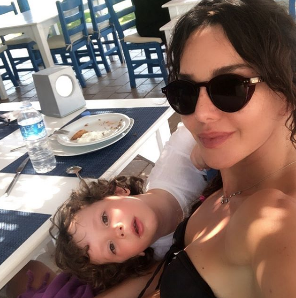 Soyunmak için şartlarını açıkladı Hande Ataizi'den canlı yayında çıplaklık itirafı - Resim: 1