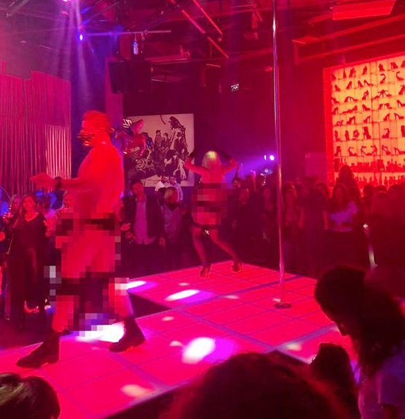 Yok böyle sergi! Bornozla karşılayıp iç çamaşırı hediye etti - Resim: 3