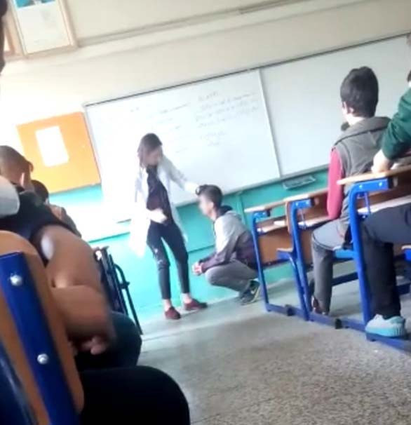Samsun'u sallayan görüntü! Kadın öğretmen öğrenciyi çöktürüp... - Resim: 3