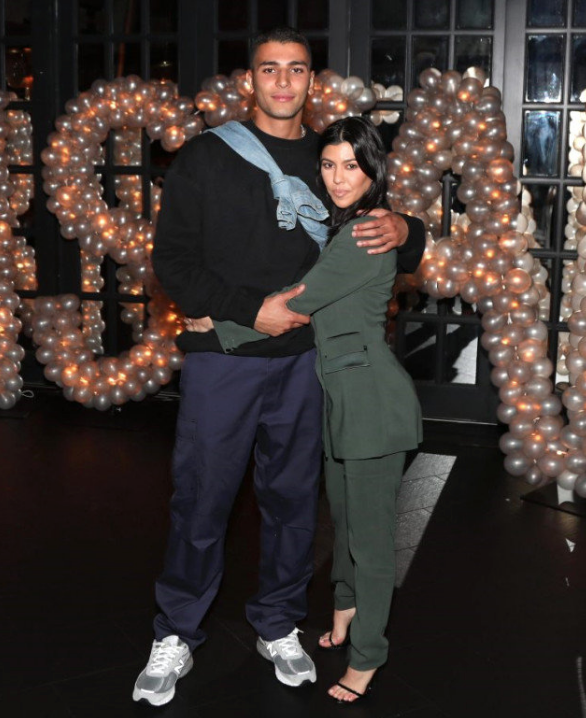 Kourtney Kardashian ceketin içine iç çamaşırı giymeyince... - Resim: 4