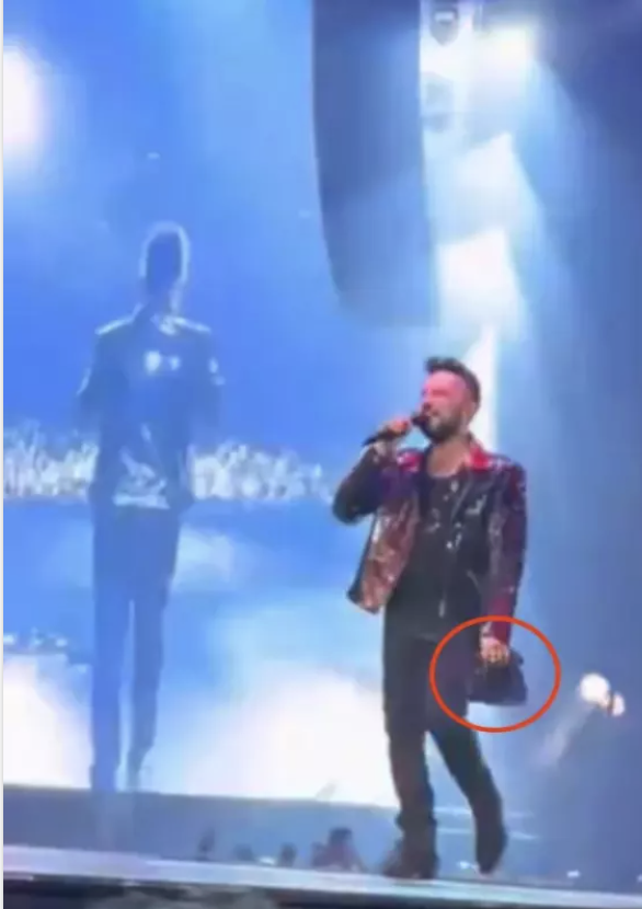 Hayranlığın böylesi! Tarkan'ın terli havlusunu alınca sevinç çığlıkları attı... - Resim: 1