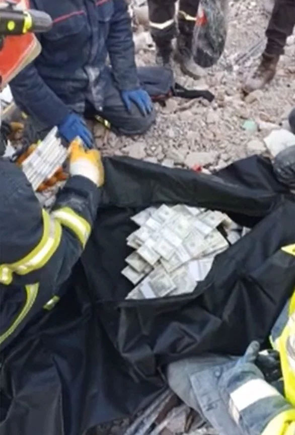 Gaziantep'te itfaiyeciler enkazda 2 milyon dolar buldu - Resim: 0