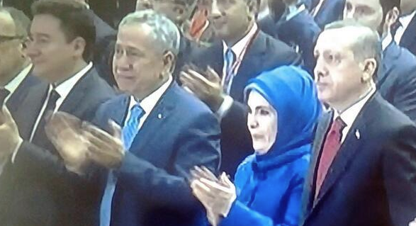 Bülent Arınç  ve Emine Erdoğan ağladı sosyal medya yıkıldı - Resim: 2