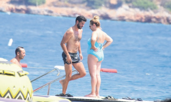 Çıplak fotoğrafları sızdırılmıştı! Dertli dertli oturdu - Resim: 2