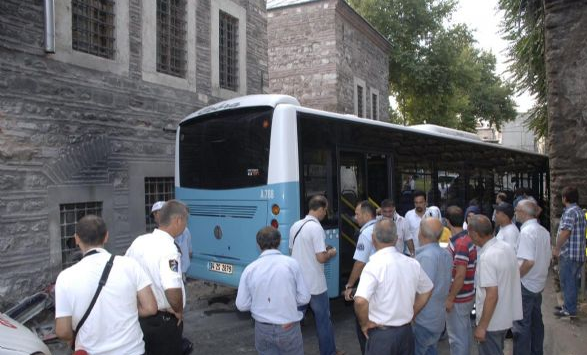Halk otobüsü tarihi binaya çarptı - Resim: 1