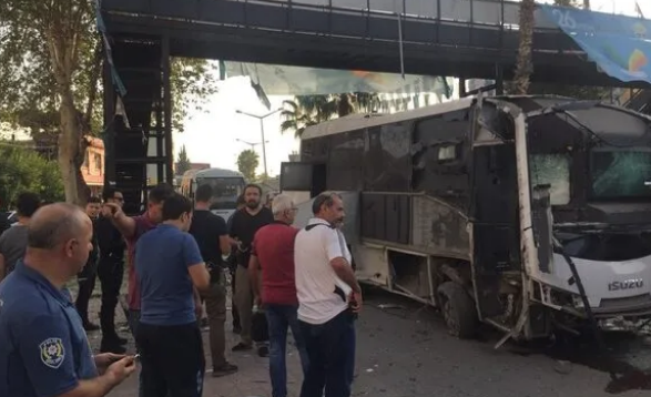 Adana Yüreğir'de polis servis aracına bombalı saldırı! Vali'den ilk açıklama - Resim: 0