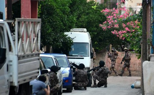 Adana'da neler oluyor? Sokaklar trafiğe kapatıldı ev ablukaya alındı  - Resim: 1