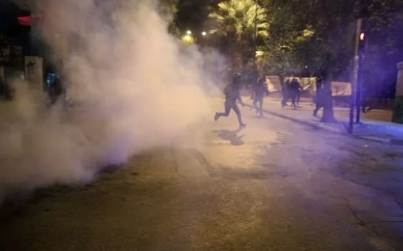 Yunanistan'da çarpıcı görüntüler! ABD bayrağı yaktılar - Resim: 0