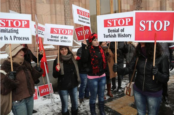 Ahmet Davutoğlu Erivan'da protesto edildi - Resim: 1