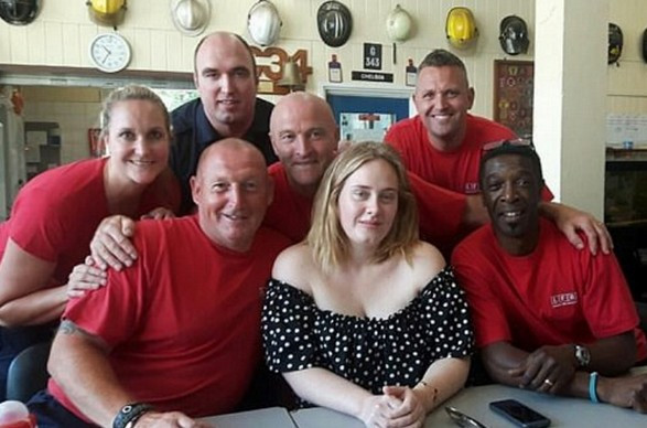 Adele'den Londralı itfaiyecilere ziyaret - Resim: 2