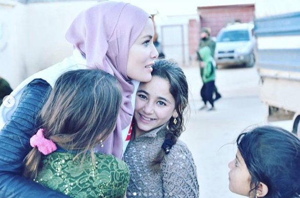 Tesettüre giren Gamze Özçelik Kamerun'da yüzleri güldürdü - Resim: 2