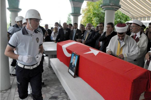 Polis şehidi binlerce kişi uğurladı - Resim: 1