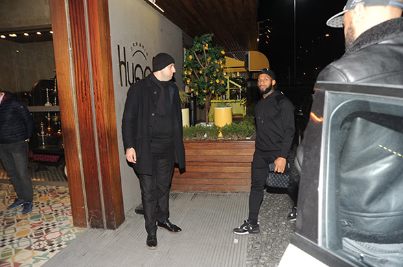 Lens çapkınlık turunda! Gizemli kadınla fena basıldı - Resim: 1